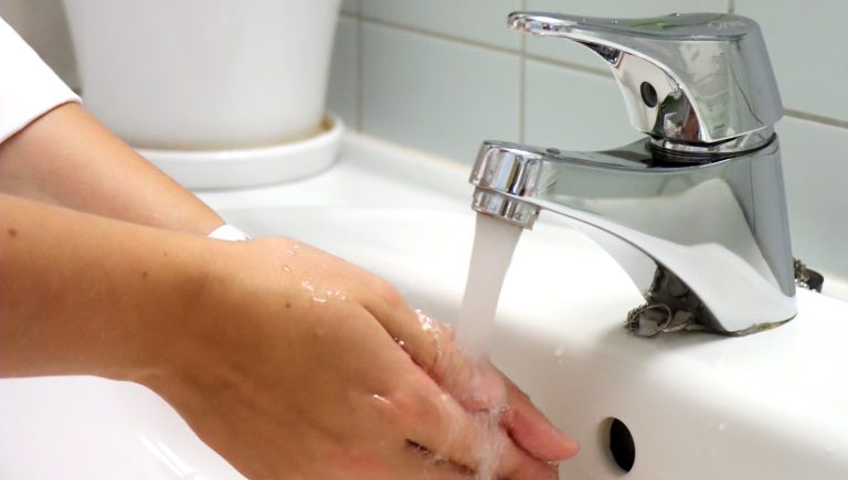 Hanan alla pestään käsiä.