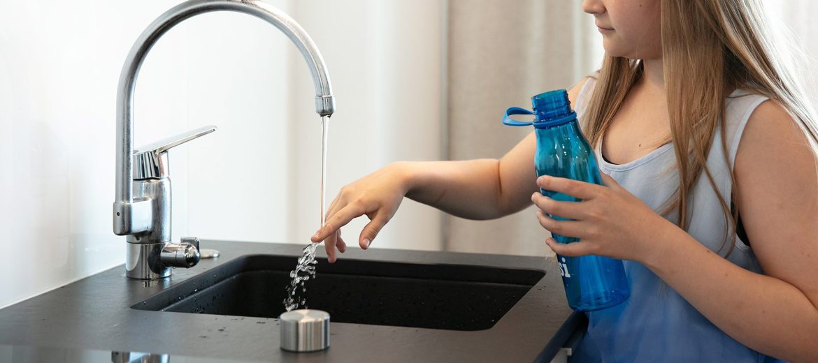 Tyttö ja vesipullo.