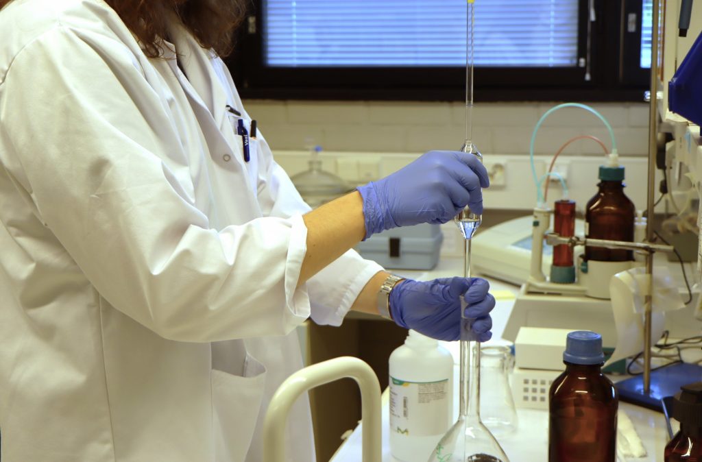 Jäteveden tutkimista laboratoriossa